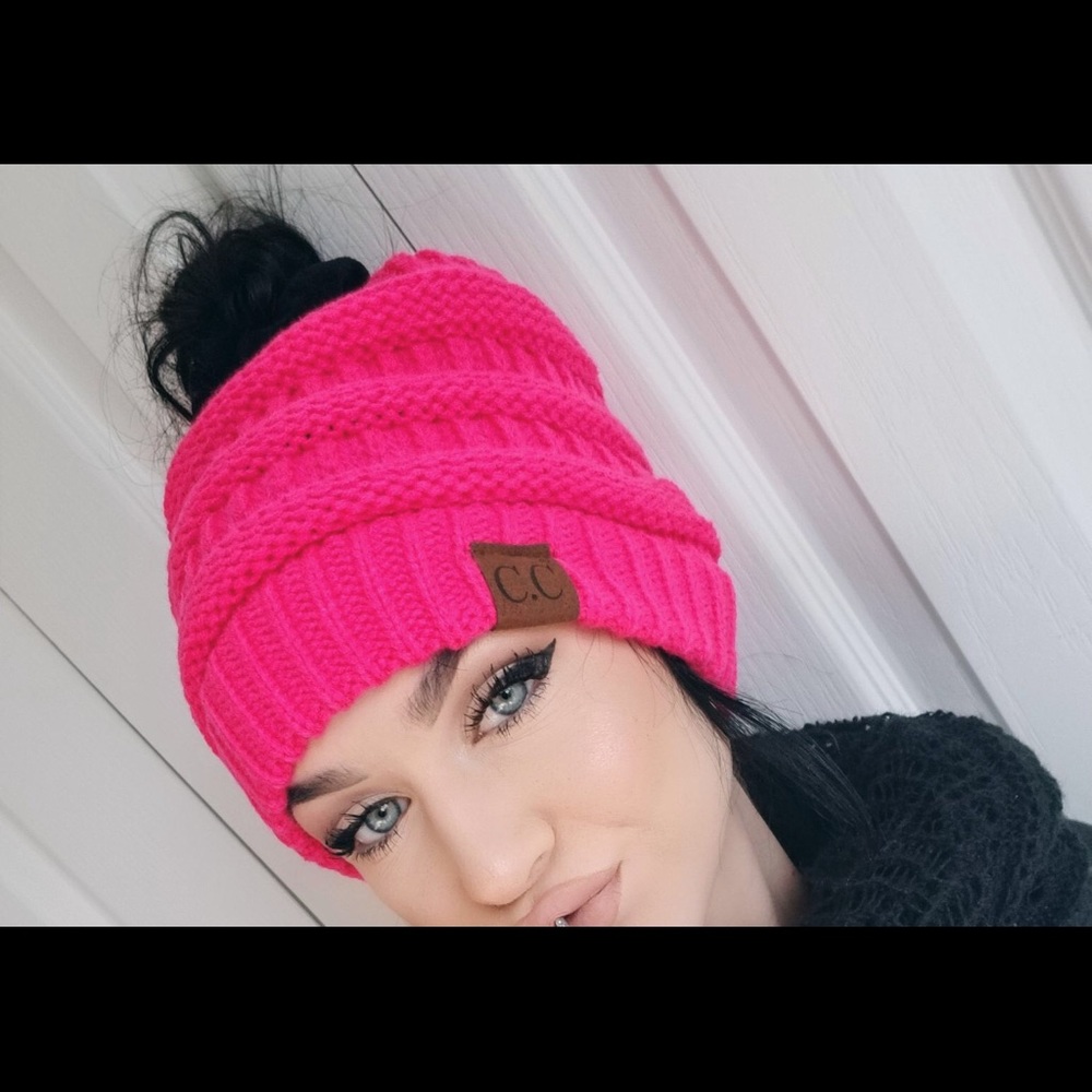 CC messy bun beanie - Picture 3 of 7